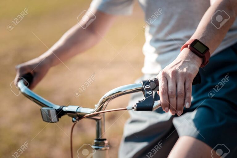 personne conduisant un VTT