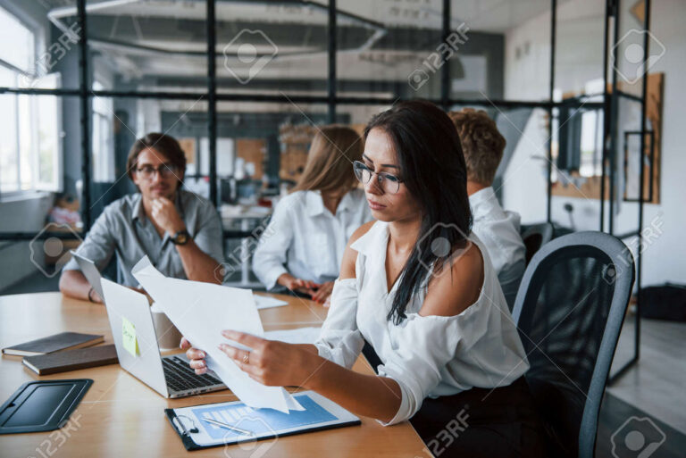 jeune employée lisant un contrat