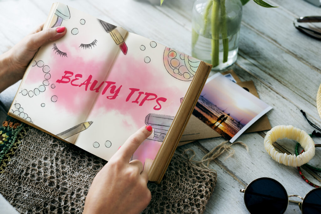 une femme tenant un cahier avec des astuces de beauté