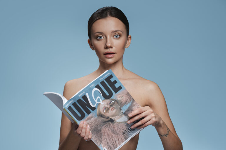 une femme tenant un magazine de beauté