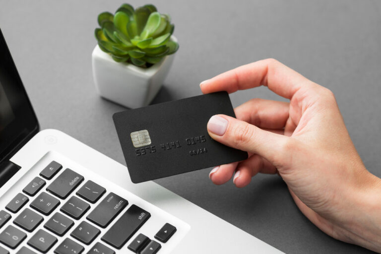 un homme tient sa carte bancaire pro