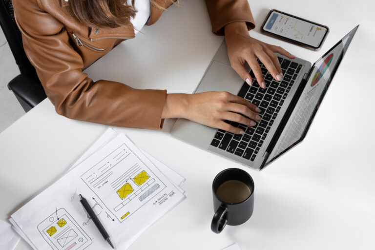 une femme fait une création entreprise en ligne