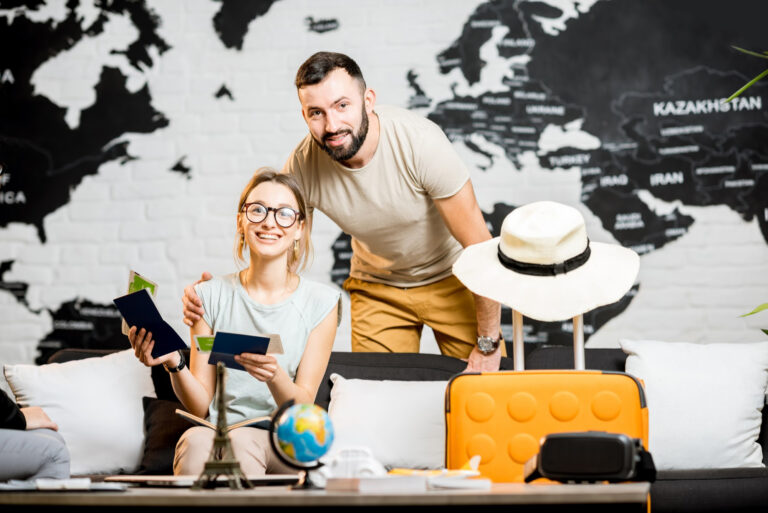un couple part en voyage