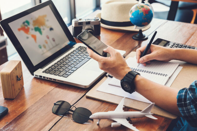 un homme préparant son voyage