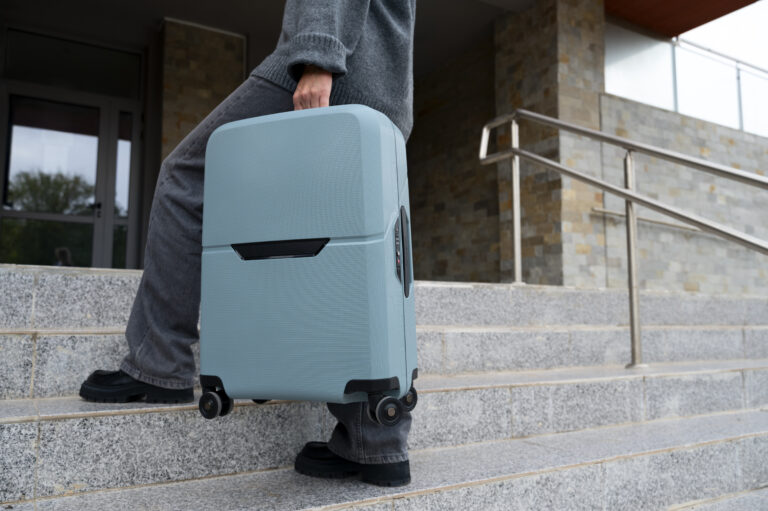 un homme avec un sac de voyage à roulette
